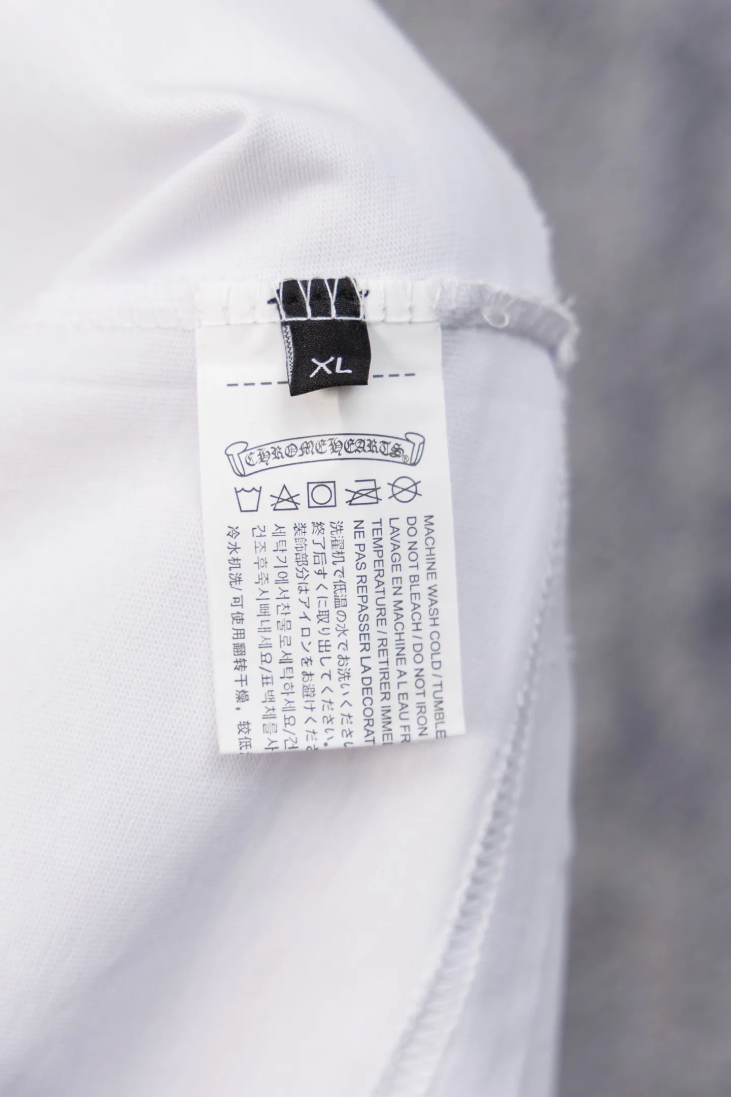 P190 Chrome Hearts CH Chrome Hearts Arm Camouflage Letters Large Logo Pocket Long Sleeve T-shirt Made of 300 grams of pure cotton fabric Threads are encrypted in the same color as the cylinder. The color is the same. Buy with confidence. The workmanship details are to the extreme, different from ordinary products in the market. White ink direct-jet printing high-temperature technology. Large factory flow workmanship. Double-line hemming production. Machine washable. High temperature resistance. Imported pigments will not fall off. Color: black white. Size: S—
